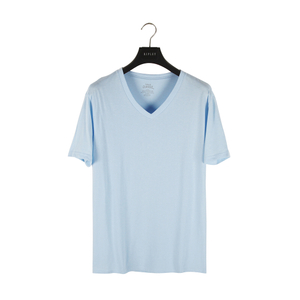 Camiseta masculina com decote em V