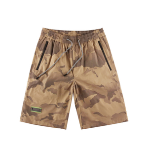 Liquidação de shorts com estampa camuflada masculina