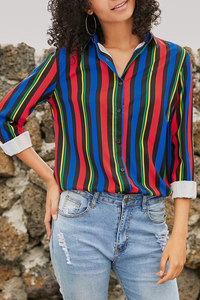 Camisa feminina moderna listrada multicolorida